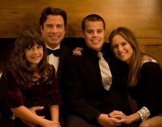 John Travolta y Kelly Preston junto a su familia, incluyendo a su fallecido hijo Jett. Los Travolta son creyentes y seguidores de la cienciología